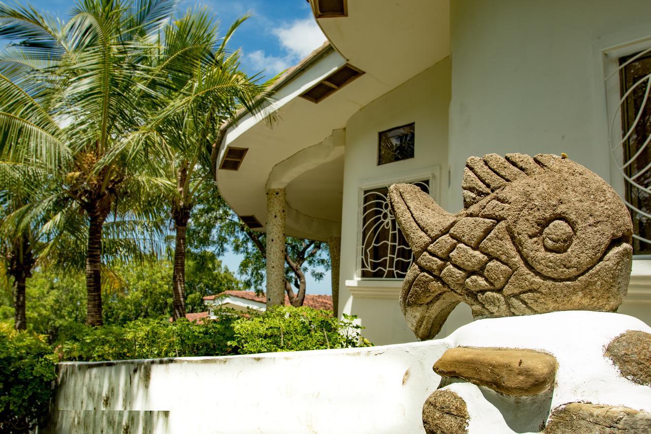 Two Brothers Surf Resort Tola Bagian luar foto