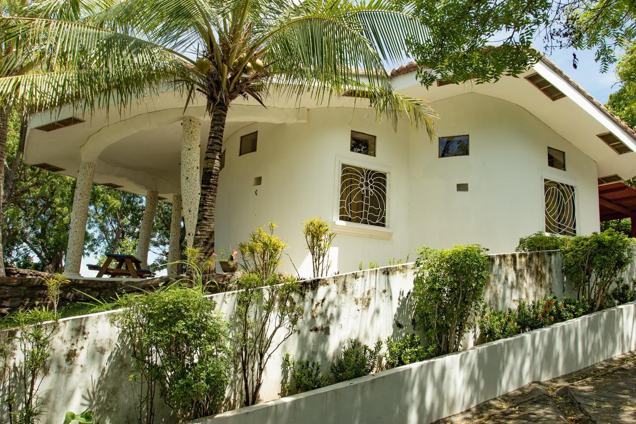 Two Brothers Surf Resort Tola Bagian luar foto