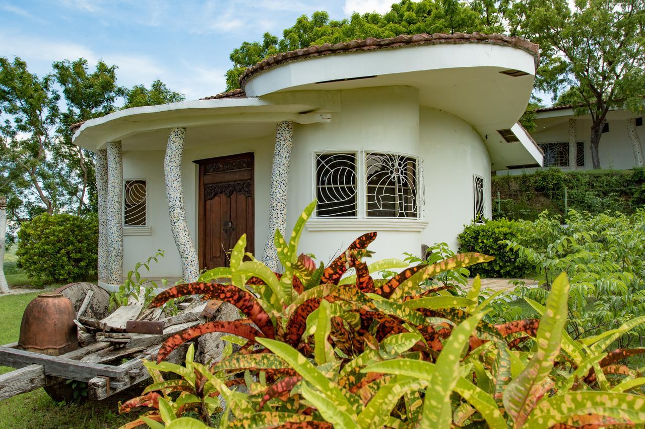 Two Brothers Surf Resort Tola Bagian luar foto